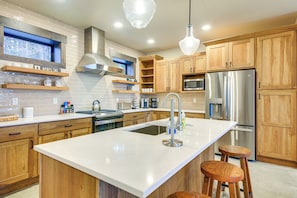 Interior - Luxury Ski Home w/ Hot Tub on Schweitzer Mountain (Sandpoint)