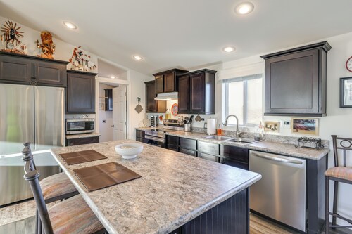 Mtn Views, 15 Mi to Dtwn Kingman: Family Home!