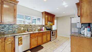 House (3 Bedrooms) | Interior