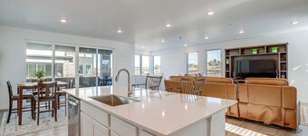 8 Mi to Denver Tech Center: Business-ready Retreat