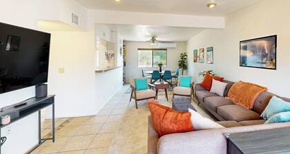 2BR Home w/ Large Fenced Yard, Fire Pit, Dogs OK