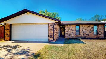 House (3 Bedrooms) | Depan hartanah