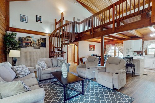 Cozy Log Cabin: Waterfront Views, Fire Pit, Wifi!