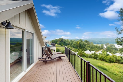 3 BR Home w/ Decks & Lake Views!