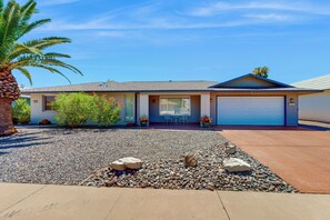 Interior - 2BR Lovely Home w/ Outdoor Patio & Fire Pit (Sun City)