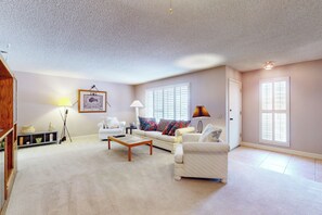 Interior - 2BR Lovely Home w/ Outdoor Patio & Fire Pit (Sun City)