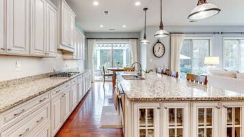 House (5 Bedrooms) | Interior