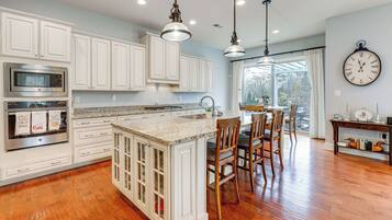 House (5 Bedrooms) | Interior