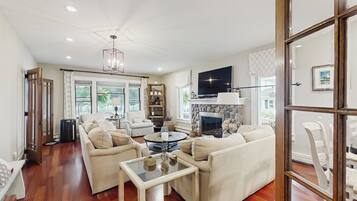 House (5 Bedrooms) | Interior