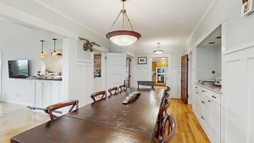 House (5 Bedrooms) | Interior