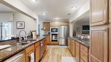 House (5 Bedrooms) | Interior