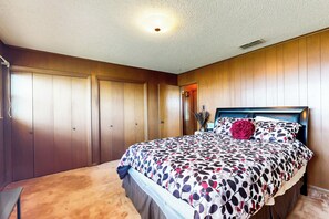 House (3 Bedrooms) | Interior - Lakefront 3BR Near Golf w/ Wraparound Deck & AC (Kemp)