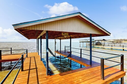 Lakefront 3BR Near Golf w/ Wraparound Deck & AC