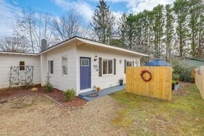 House (2 Bedrooms) | Interior - 2BR House in Town w/ Laundry, Wifi, Pond (Black Mountain)