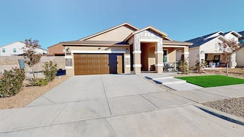 House (4 Bedrooms) | Front of property