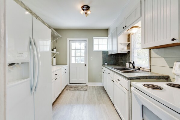 Interior - 2BR Lakefront Getaway w/ Dock & Boat Launch (Bonneau)