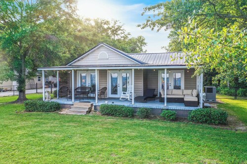 2BR Lakefront Getaway w/ Dock & Boat Launch