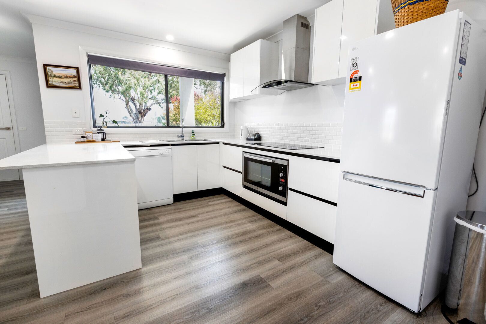 Jääkaappi, mikroaaltouuni, uuni, liesi