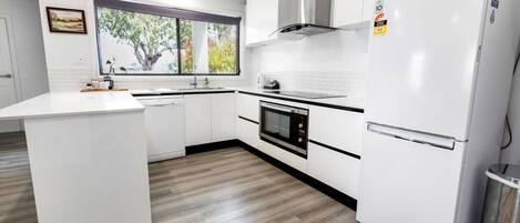 Jääkaappi, mikroaaltouuni, uuni, liesi