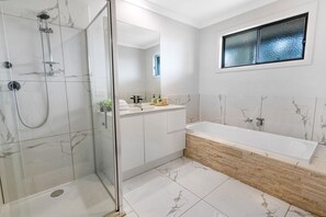 Shower, towels - Relax, explore, and feel right at home (Paynesville)