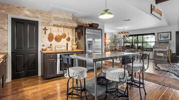 House (5 Bedrooms) | Interior