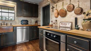 House (5 Bedrooms) | Interior