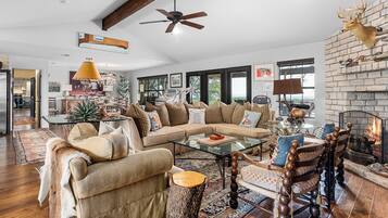 House (5 Bedrooms) | Interior