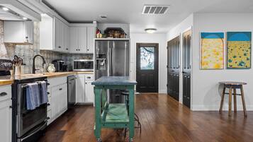 House (5 Bedrooms) | Interior