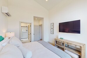 House (5 Bedrooms) | Interior - 5BR Home w/ Nearby Lake, A/C & Private Backyard (Detroit)
