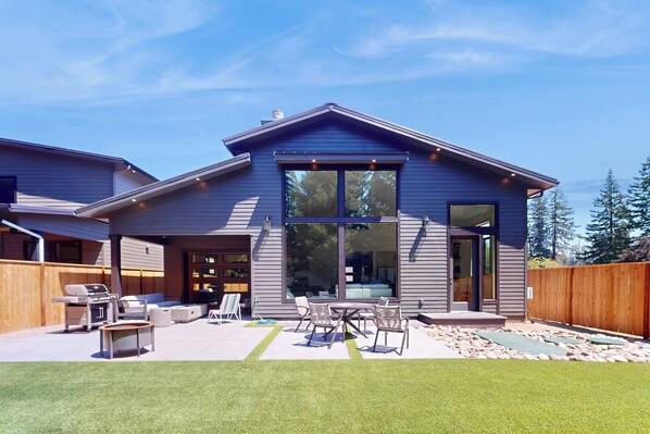 House (5 Bedrooms) | Interior - 5BR Home w/ Nearby Lake, A/C & Private Backyard (Detroit)