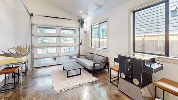 House (5 Bedrooms) | Interior