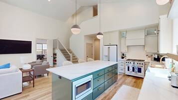 House (5 Bedrooms) | Interior