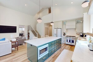 House (5 Bedrooms) | Interior - 5BR Home w/ Nearby Lake, A/C & Private Backyard (Detroit)