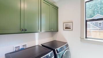 House (5 Bedrooms) | Interior