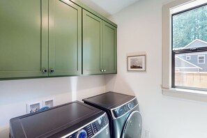 House (5 Bedrooms) | Interior - 5BR Home w/ Nearby Lake, A/C & Private Backyard (Detroit)