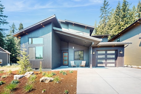 House (5 Bedrooms) | Interior. 5BR Home w/ Nearby Lake, A/C & Private Backyard