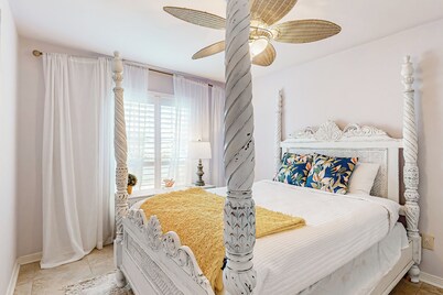 3BR Next to Park w/ Large Yard, AC & W & D