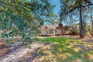 Interior - 3BR Next to Park w/ Large Yard, AC & W & D (Pensacola)