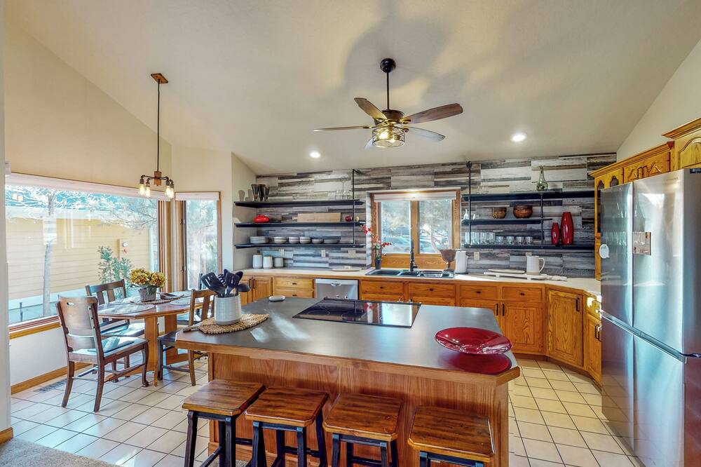 Lake-view, Dog-friendly 5BR w/ Fireplaces, Deck - Fort Lupton, CO