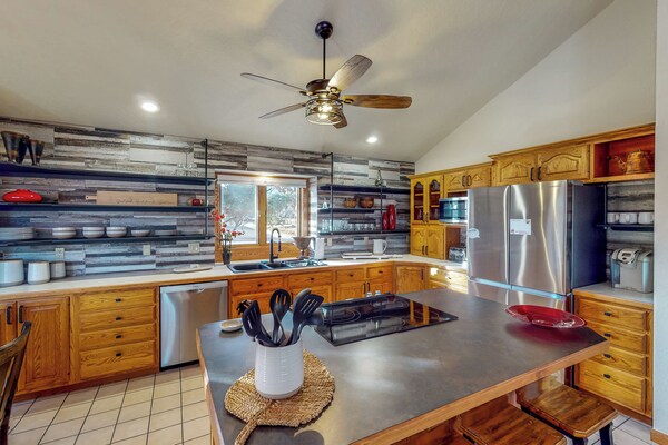 Lake-view, Dog-friendly 5br W/ Fireplaces, Deck - Adventure Island, Greeley