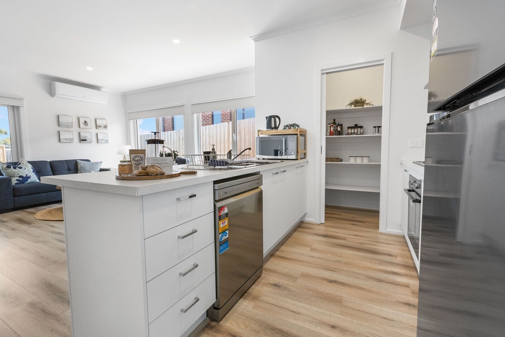 Kylskåp, mikrovågsugn, ugn och spishäll