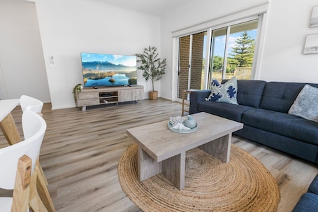 TV, books. Your luxurious family escape in beautiful Lakes Entrance