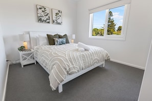 4 bedrooms, iron/ironing board, free WiFi, bed sheets - Opulent Oasis: Your luxurious family escape in beautiful Lakes Entrance (Lakes Entrance)