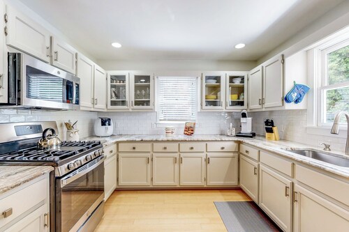 Waterfront Allergy-free 4br, Dock & Home Theater