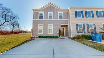 Apartment (3 Bedrooms) | Front of property