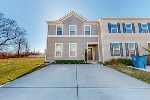 Apartment (3 Bedrooms) | Front of property