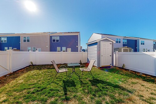 3BR Dog-friendly Townouse w/ Grill, Fireplace, AC