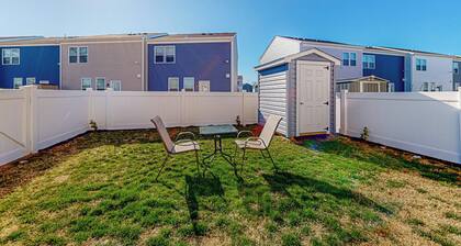 3BR Dog-friendly Townouse w/ Grill, Fireplace, AC