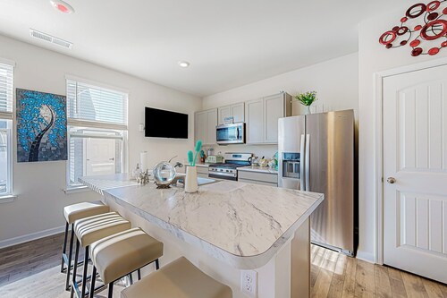 3BR Dog-friendly Townouse w/ Grill, Fireplace, AC