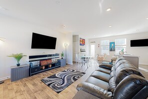 Apartment (3 Bedrooms) | Interior - 3BR Dog-friendly Townouse w/ Grill, Fireplace, AC (Wyoming)